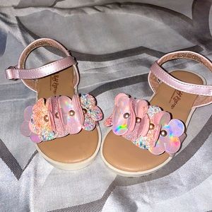 Toddler girls size 7 super cute pink iridescent flower sandals